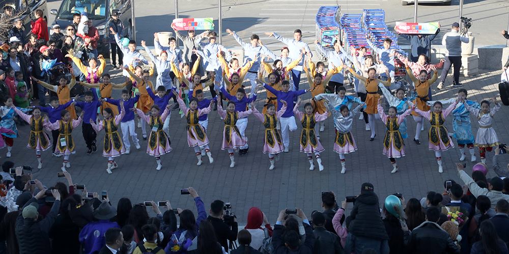 Олон улсын бүжгийн тэмцээнд амжилт гаргаад ирсэн хүүхдүүдийг Хотын захиргаанаас угтан авлаа